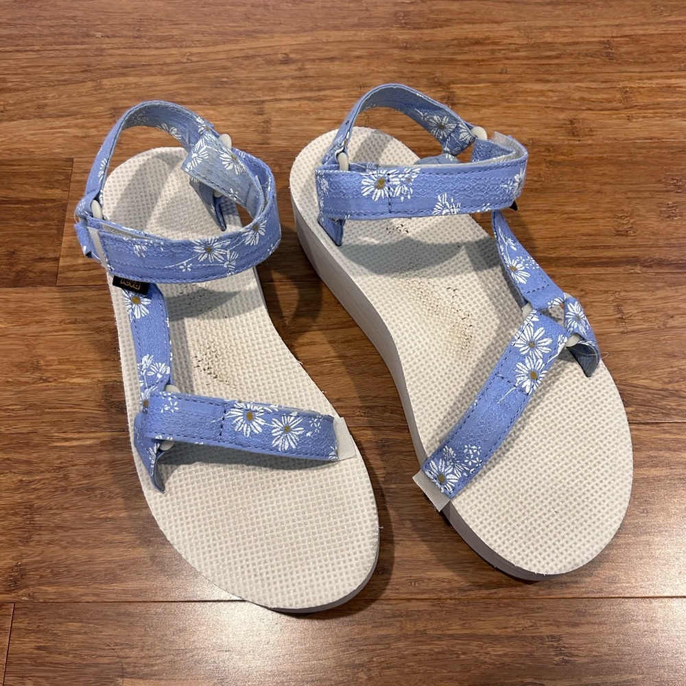 Teva Flatform Universal Gloriosa Sandals Blue White 9 EUC